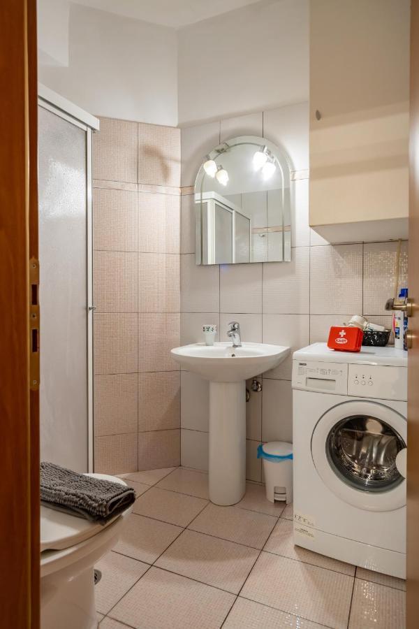 Flat In Excellent Location With Private Parking Lägenhet Aten Exteriör bild